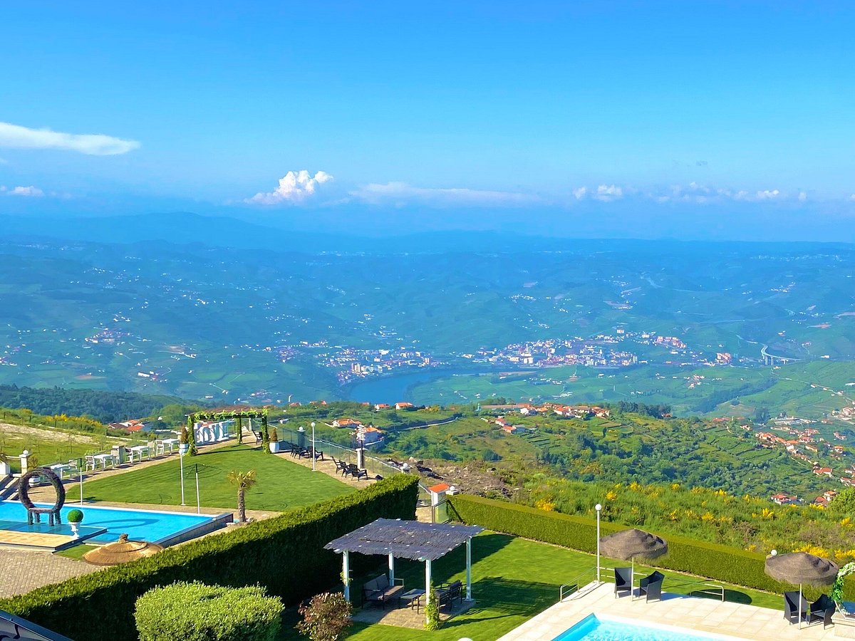 Casa senhorial sobre socalcos de vinha com vista para o rio Douro